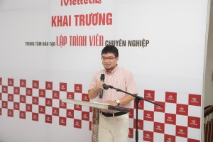 Ông Bùi Thiện Cảnh - Chủ tịch Hôi doanh nghiệp phần mềm Đà Nẵng phát biểu chúc mừng