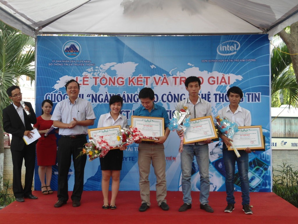 5- Trao giai cuoc thi Innovation Day 2014 voi So TTTT Da Nang (FILEminimizer)